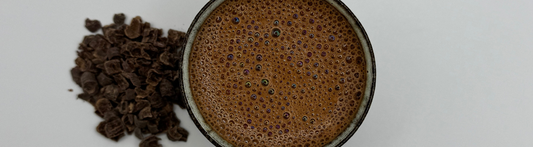 Wióry kakao ceremonialnego i gotowy napój w czarce — Honduras i Nikaragua, Teaoria x Flow Cacao