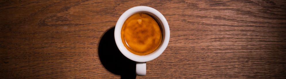 Kakao ceremonialne w czarce obok ziaren kawy — alternatywa dla kawy, Teaoria x Flow Cacao